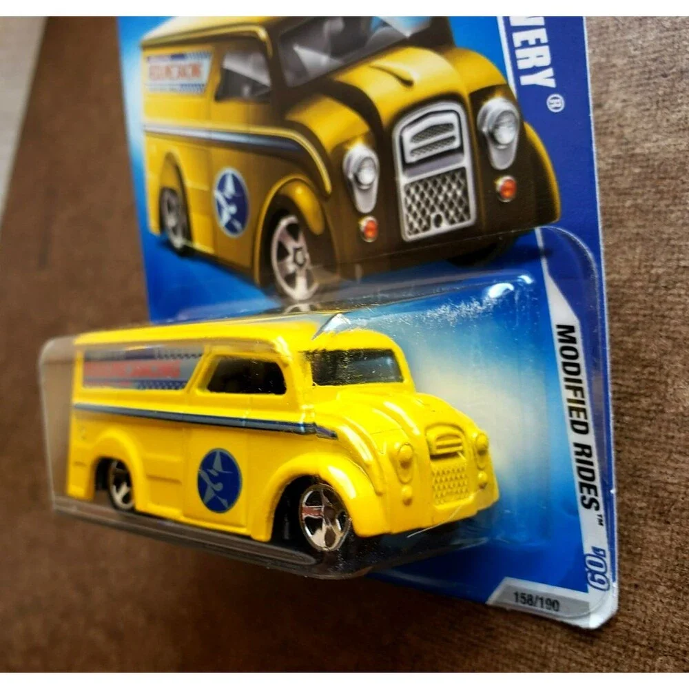 2009 Hot Wheels DAIRY DELIVERY Yellow MODIFIED RIDES SERIES #2/10 1:64 P2478 5SP